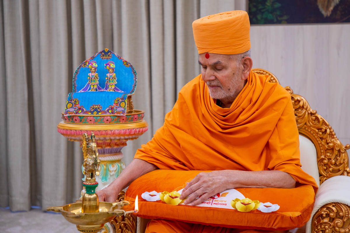 Mahant Swami Maharaj lighting the inaugural lamp